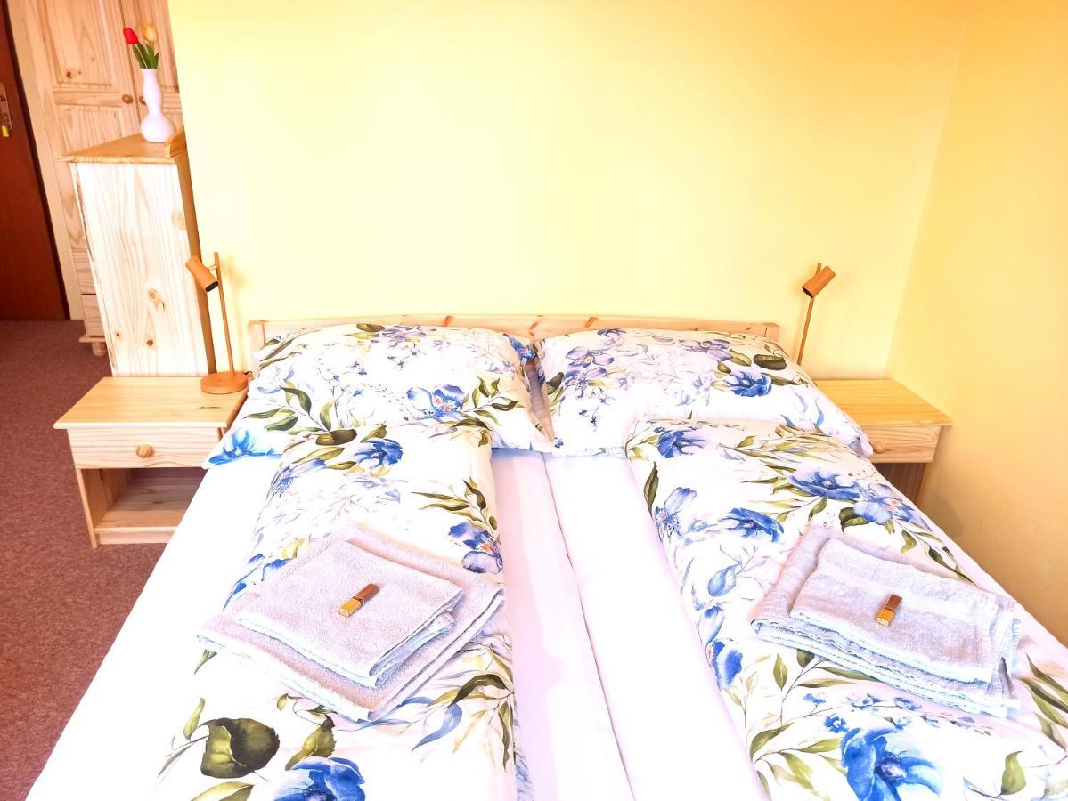 P&P Jicin Apartments - Soukrome 2-3 Luzkove Pokoje S Vlastni Kuchyni A Koupelnou Ngoại thất bức ảnh
