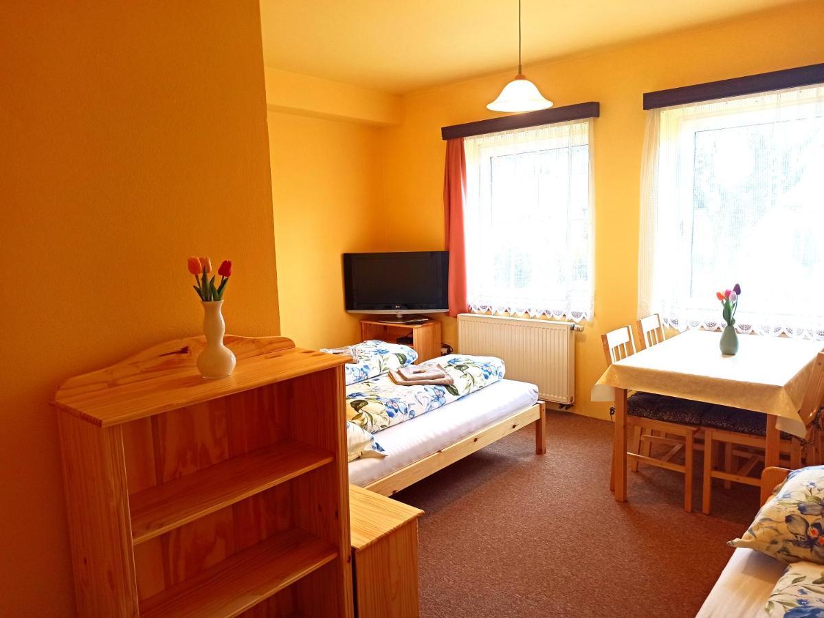 P&P Jicin Apartments - Soukrome 2-3 Luzkove Pokoje S Vlastni Kuchyni A Koupelnou Ngoại thất bức ảnh