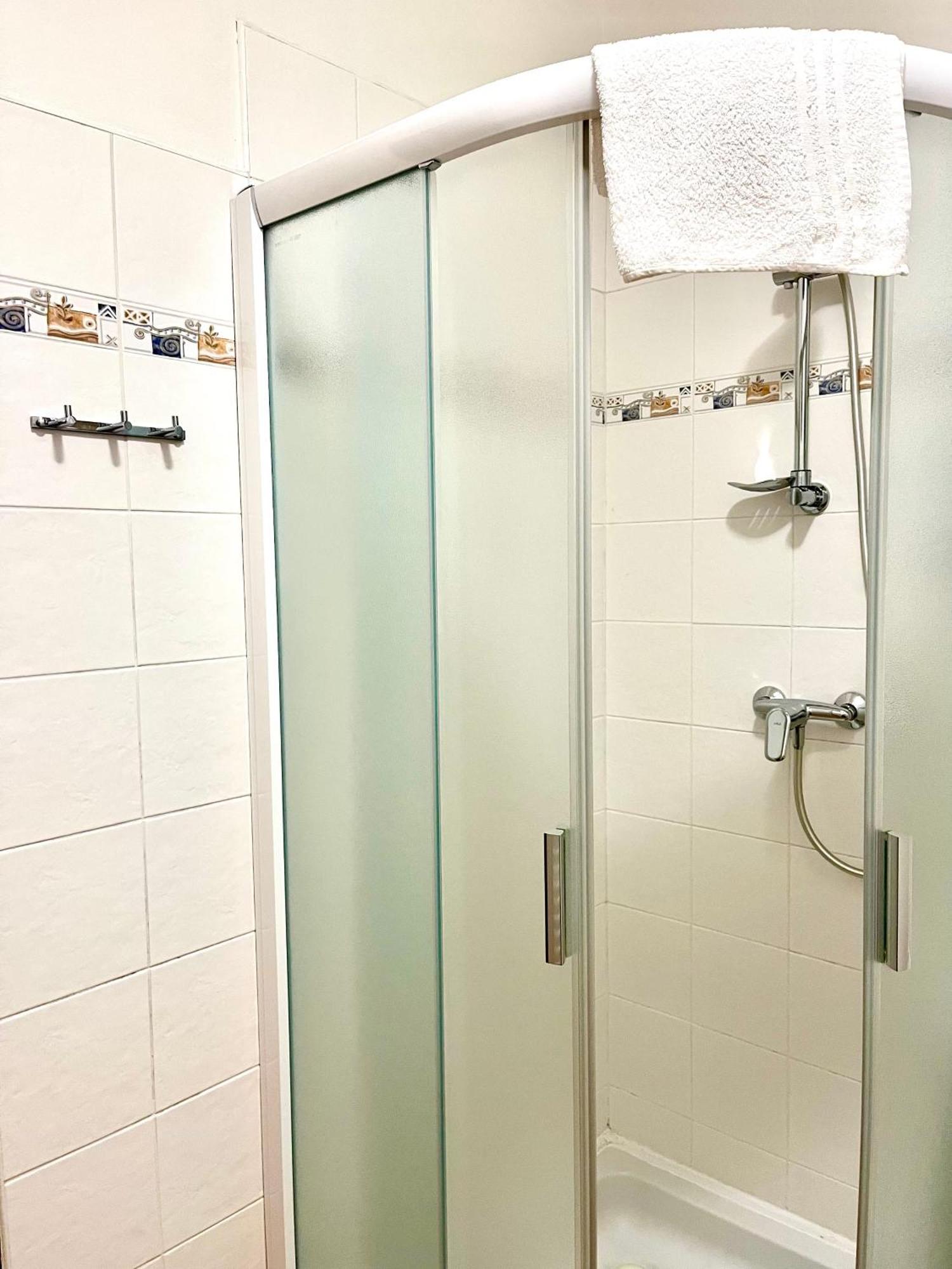 P&P Jicin Apartments - Soukrome 2-3 Luzkove Pokoje S Vlastni Kuchyni A Koupelnou Ngoại thất bức ảnh