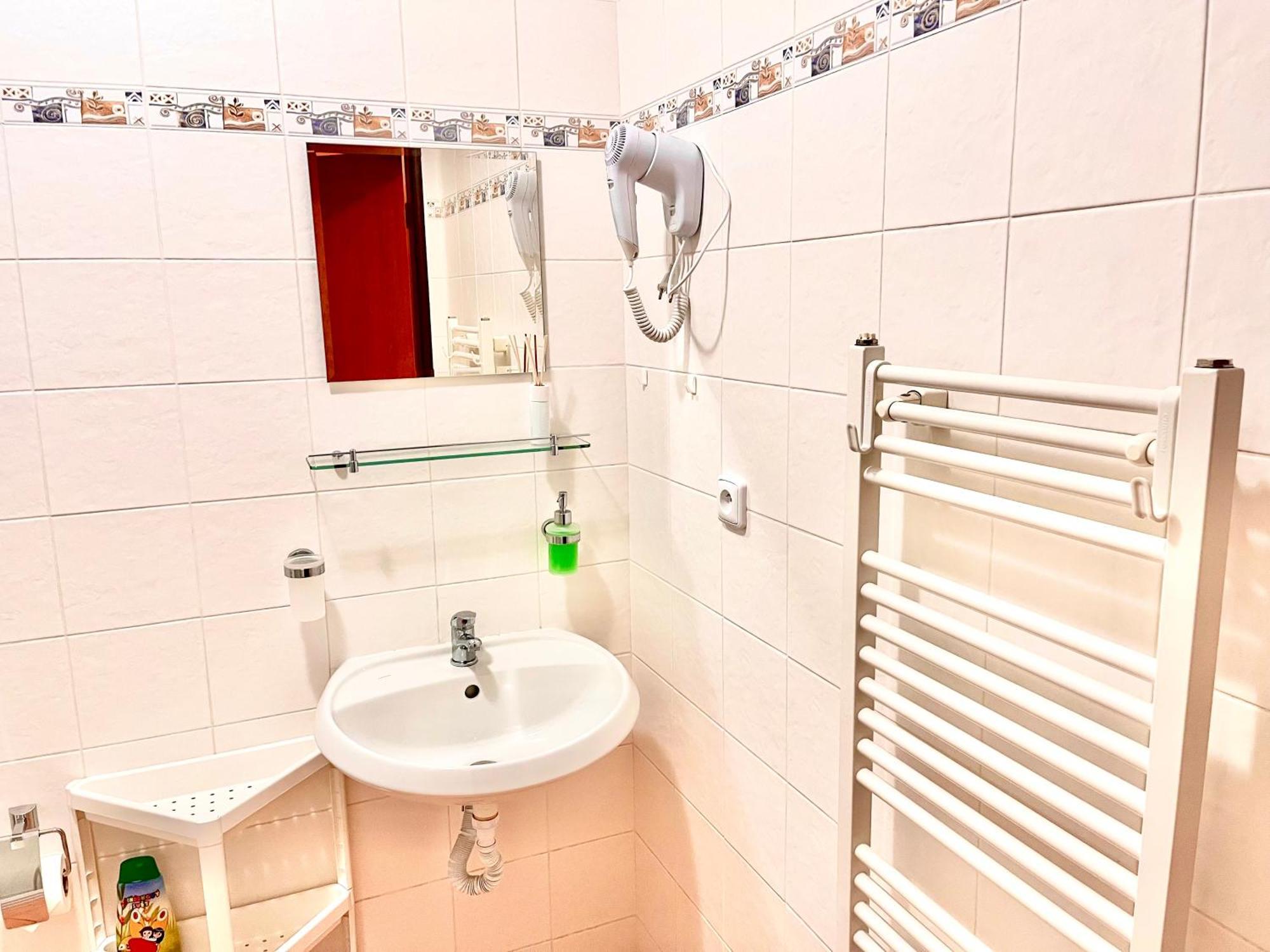 P&P Jicin Apartments - Soukrome 2-3 Luzkove Pokoje S Vlastni Kuchyni A Koupelnou Ngoại thất bức ảnh